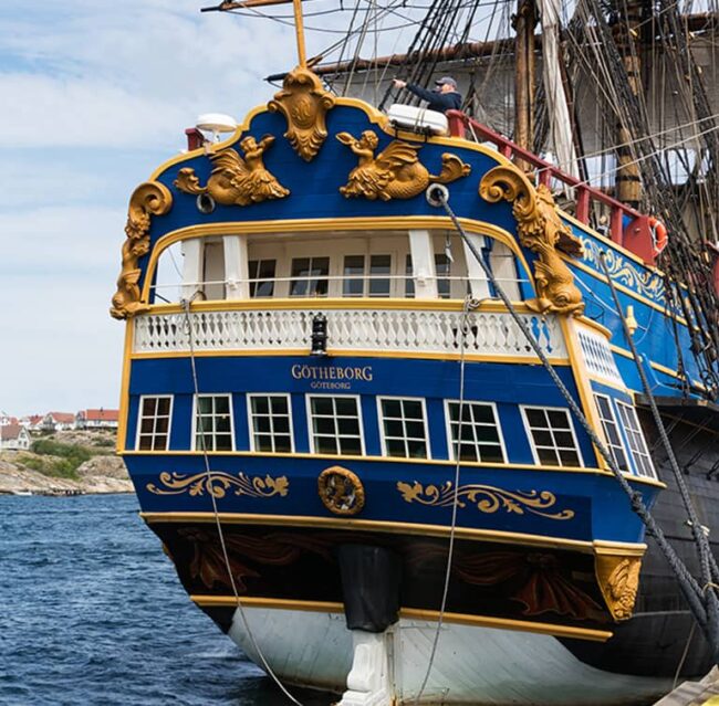 La empresa de amarres escolta al Götheborg en su partida