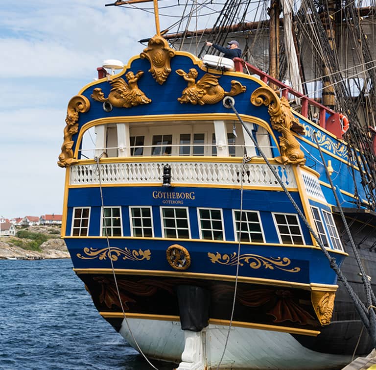 La empresa de amarres escolta al Götheborg en su partida