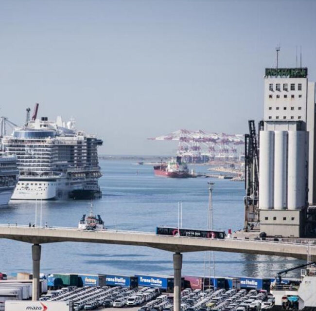 ¿Cómo benefician las gabarras a los puertos y qué son exactamente?